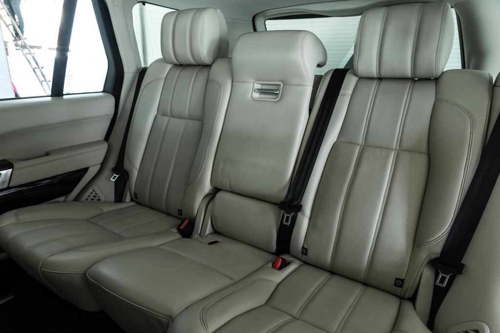 Range Rover Vogue SE rear seats