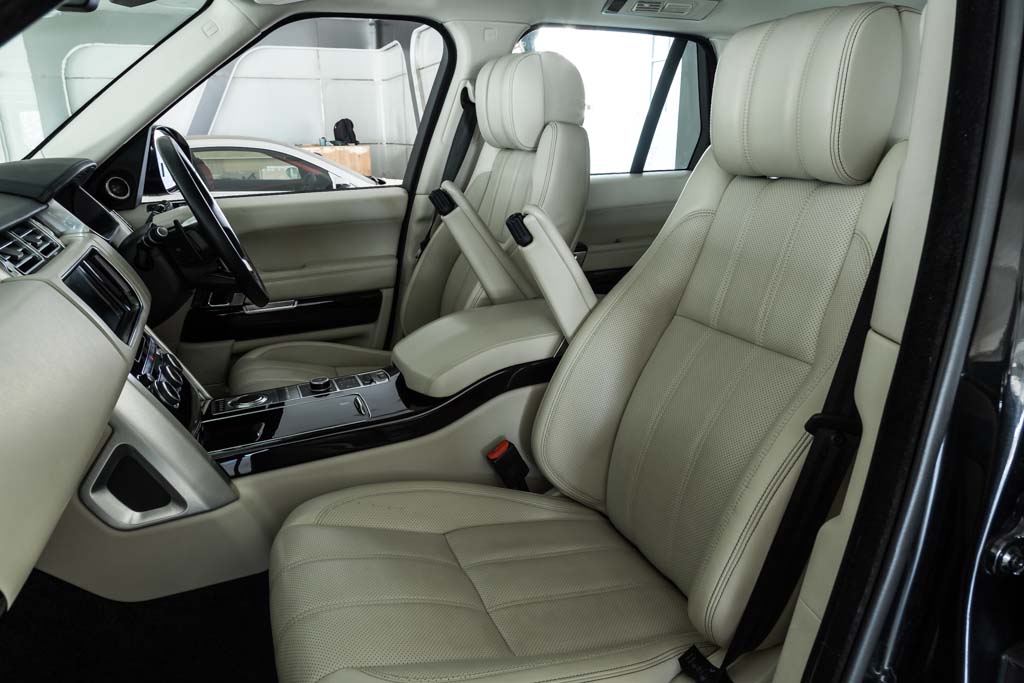 Range Rover Vogue SE door view of front seats 2
