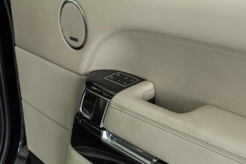 Range Rover Vogue SE door view