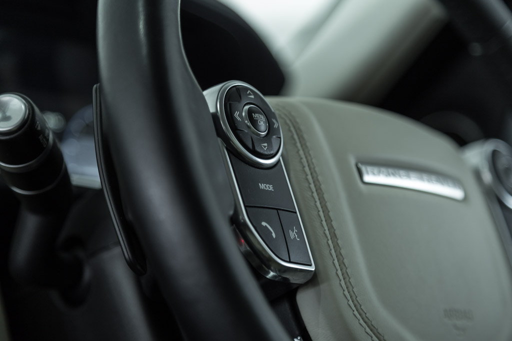 Range Rover Vogue SE steering wheel 1
