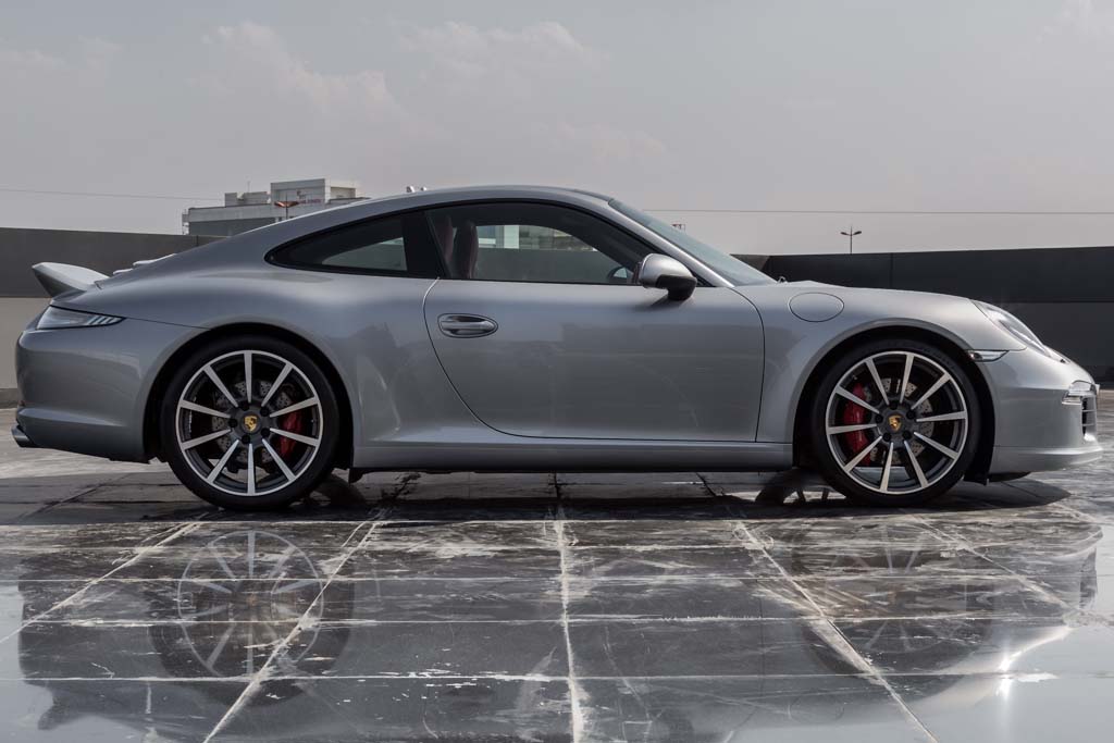 Porsche 911 Carrera S right side view
