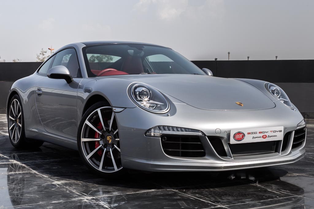 Porsche 911 Carrera S front right side view