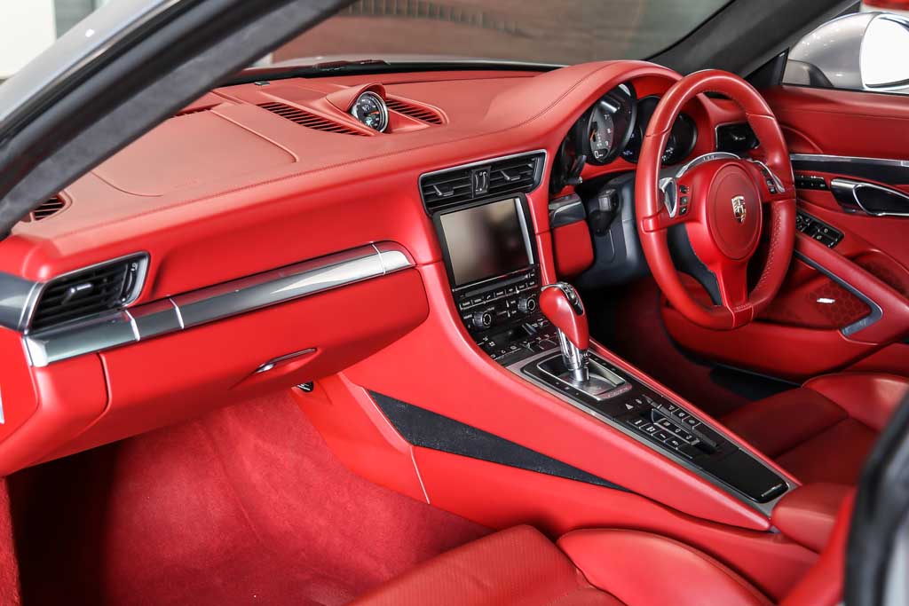 Porsche 911 Carrera S dashboard