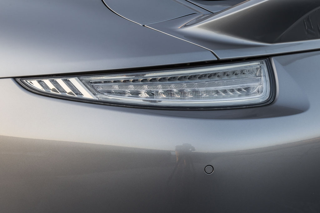 Porsche 911 Carrera S head light