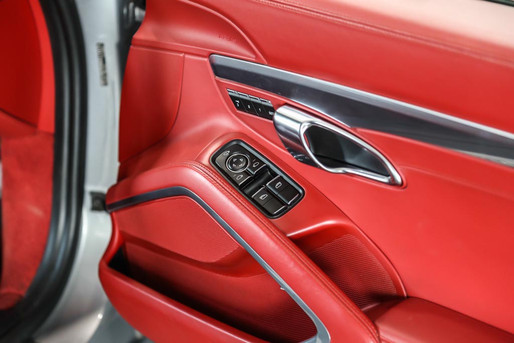 Porsche 911 Carrera S door control