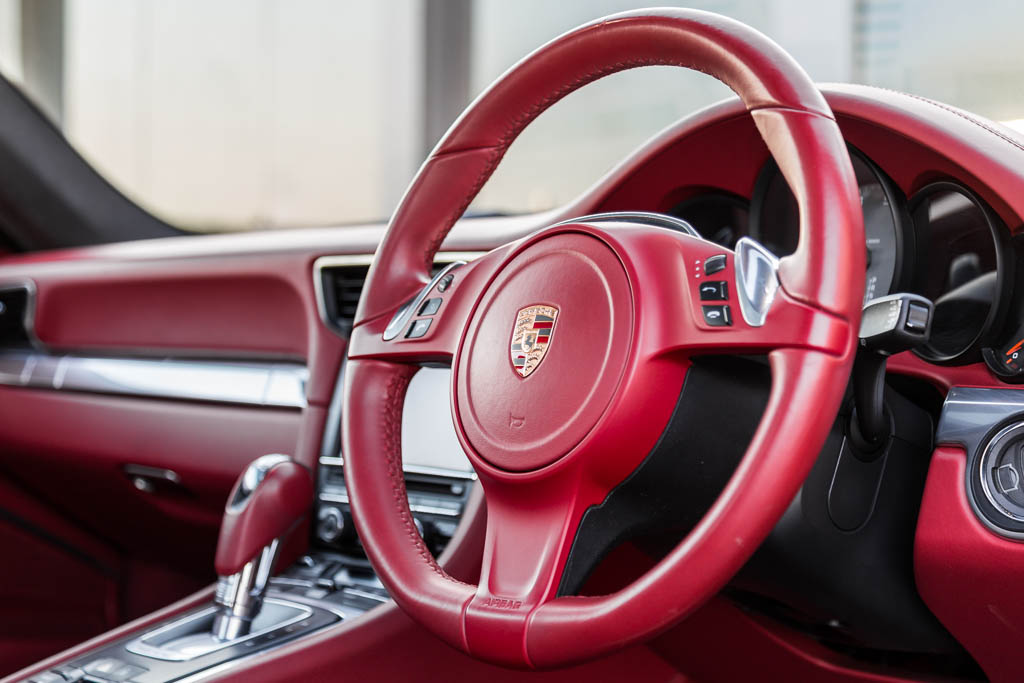 Porsche 911 Carrera S steering wheel
