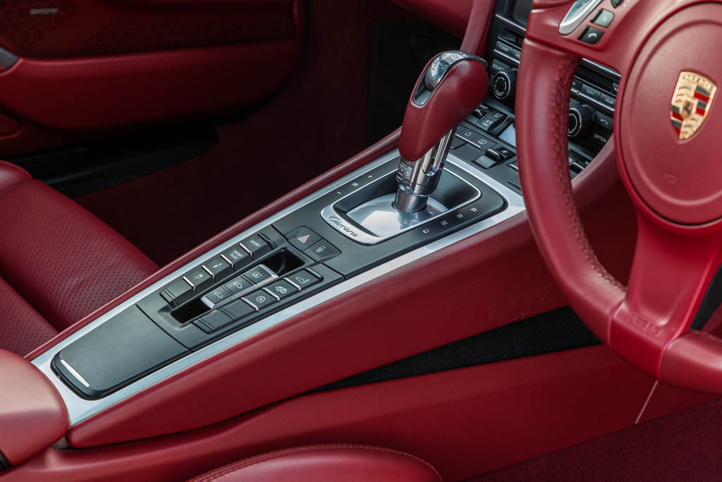 Porsche 911 Carrera S gear shifter