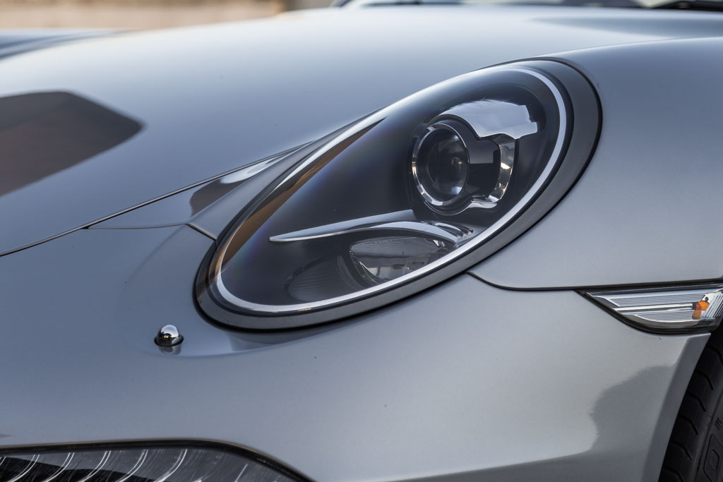 Porsche 911 Carrera S head light