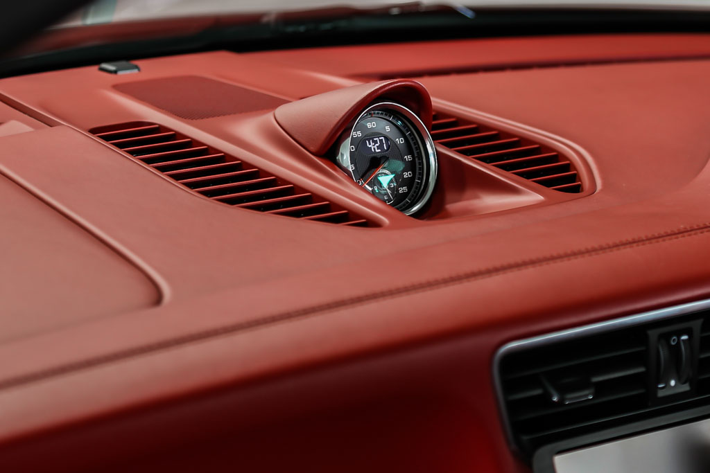 Porsche 911 Carrera S dashboard