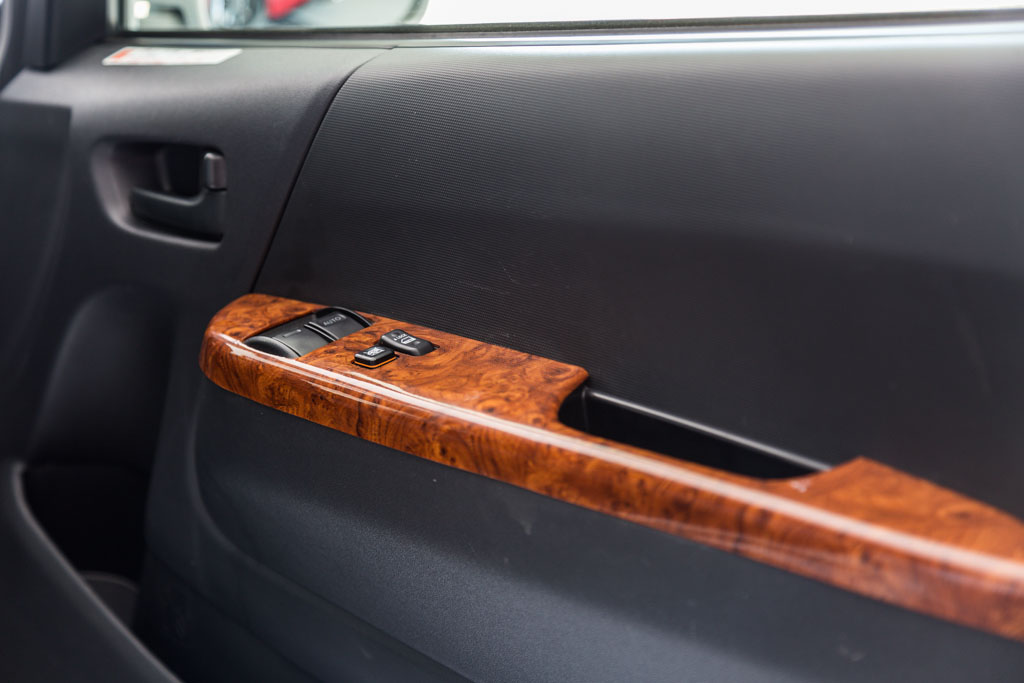 Toyota Hiace Commuter door controls