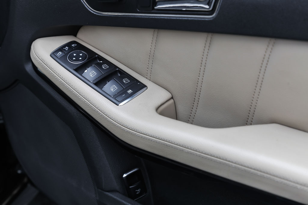 Mercedes Benz E350 CDI window adjustment control