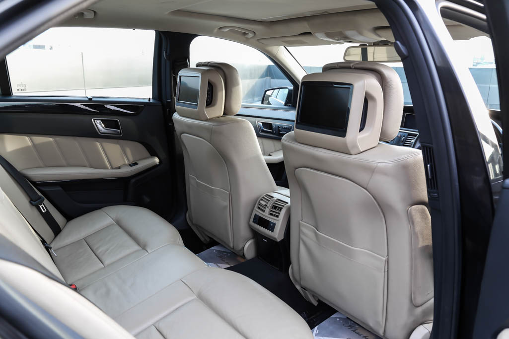 Mercedes Benz E350 CDI door view of interior