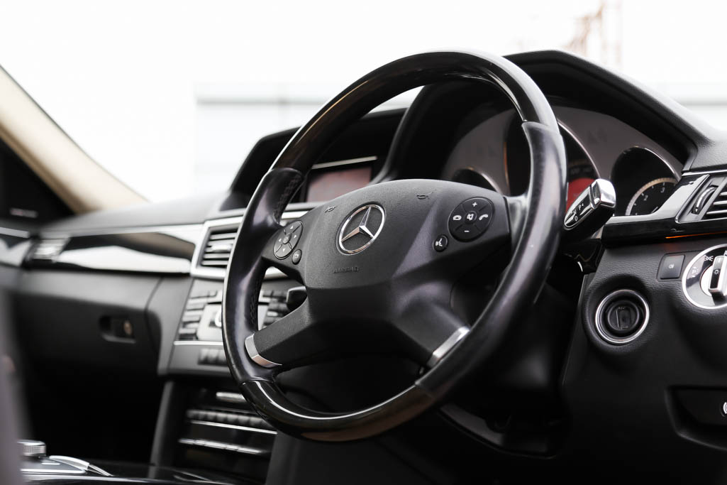 Mercedes Benz E350 CDI steering wheel