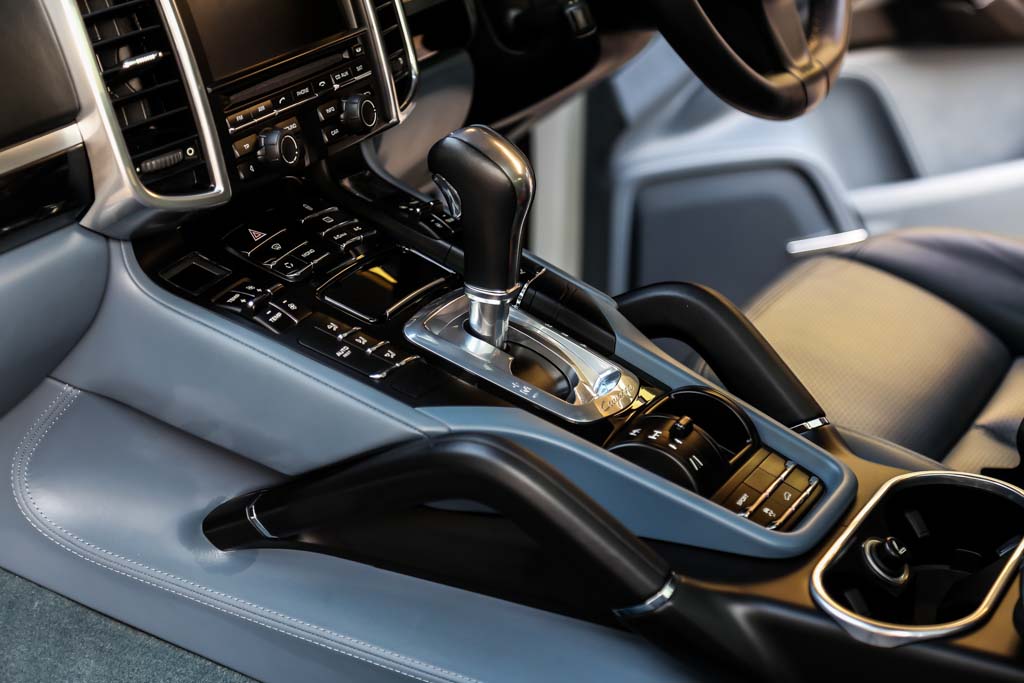 Porsche Cayenne Diesel gear shifter 1