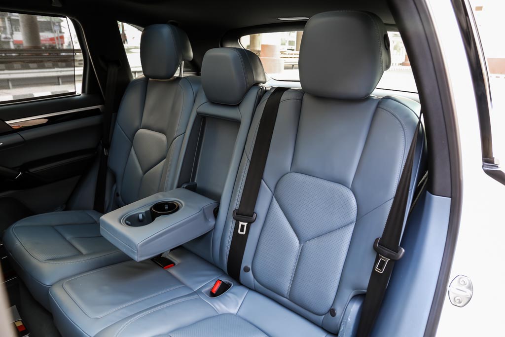 Porsche Cayenne Diesel door view of rear seats 3