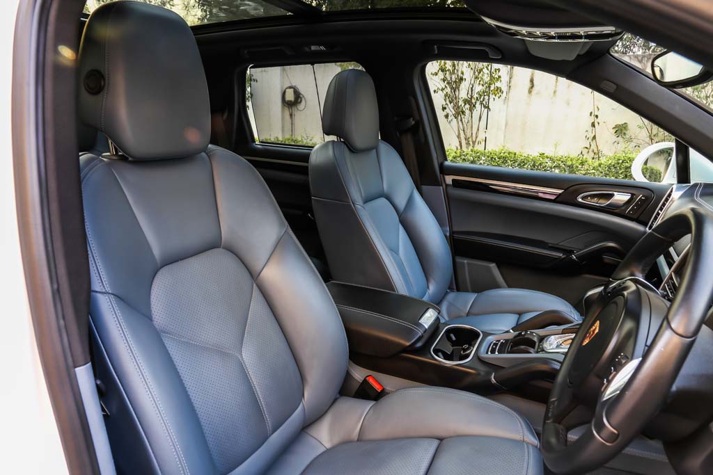 Porsche Cayenne Diesel door view of front seats