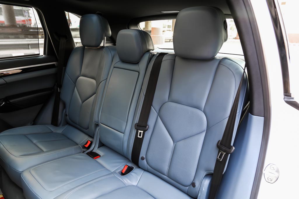 Porsche Cayenne Diesel door view of rear seats 2