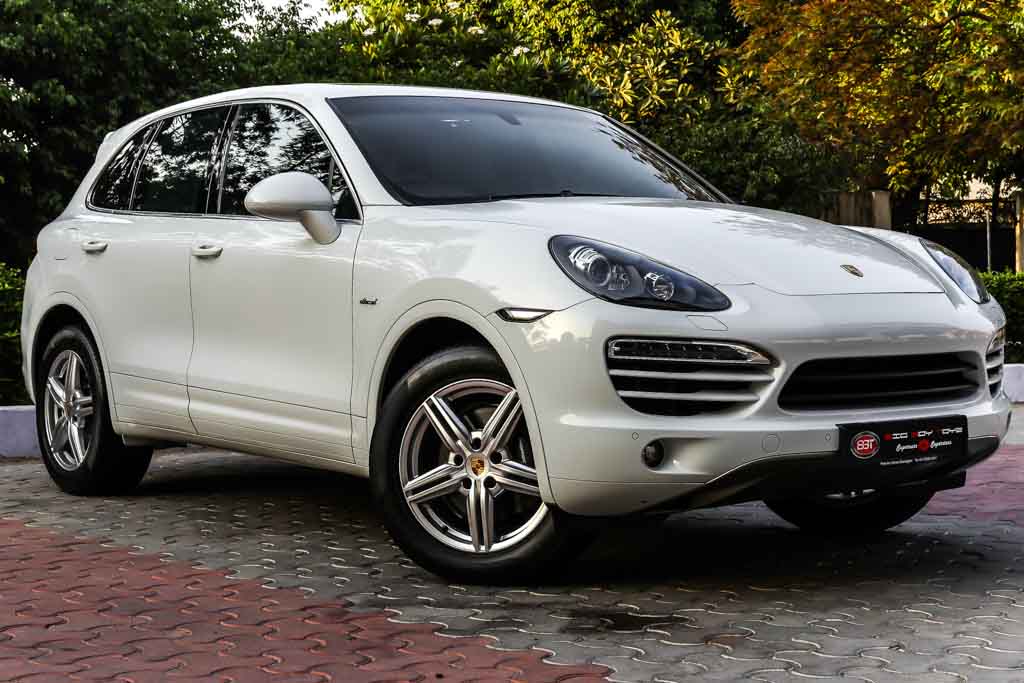 Porsche Cayenne Diesel front right view