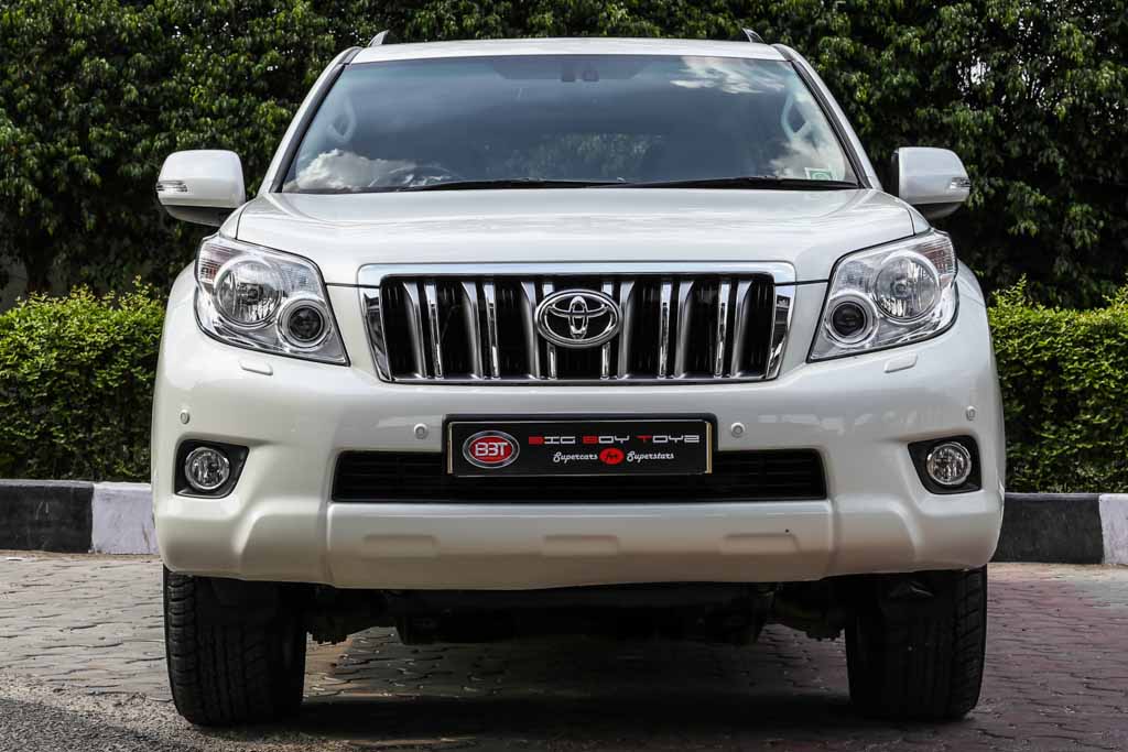 Toyota LandCruiser Prado VXL front view
