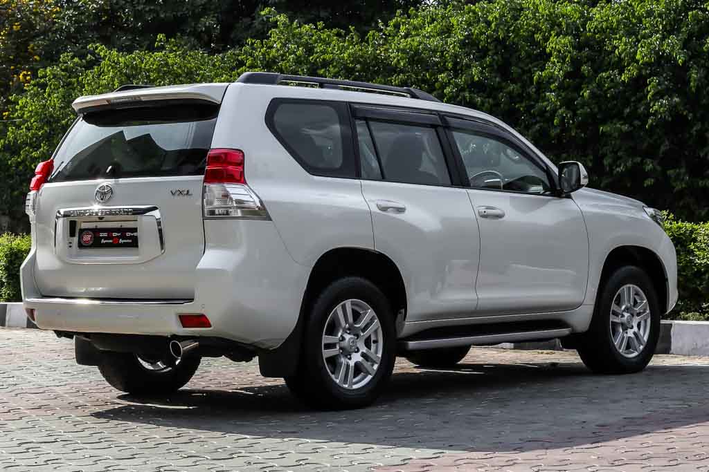 Toyota LandCruiser Prado VXL rear right view