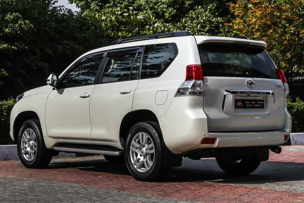 Toyota LandCruiser Prado VXL rear left view