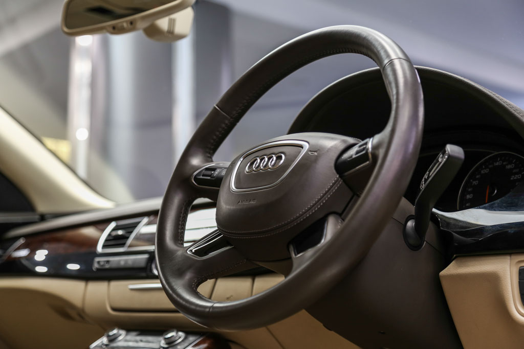 Audi A8 L steering wheel 1