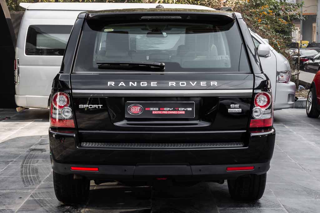 Range Rover Sport SE rear view