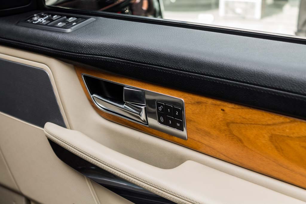 Range Rover Sport SE door view