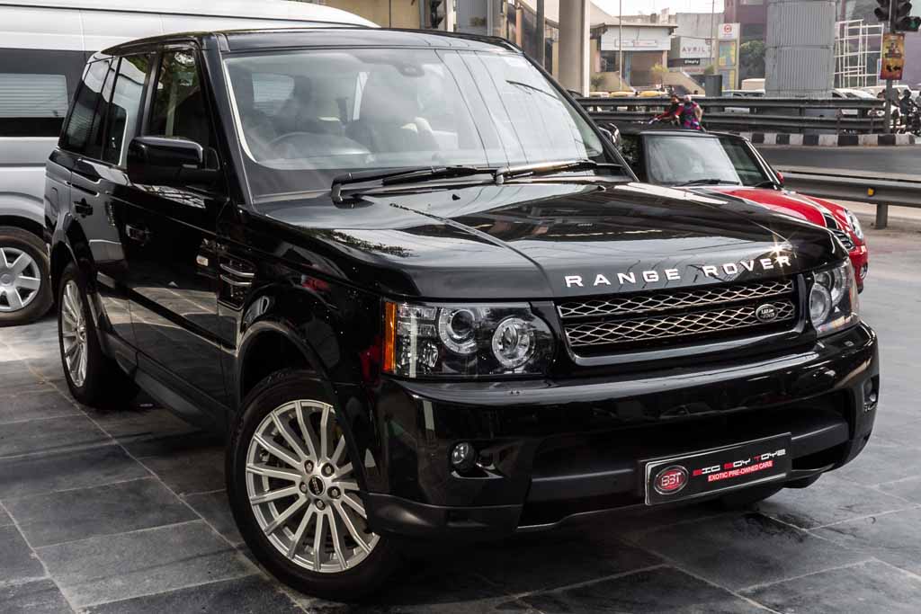 Range Rover Sport SE front right view