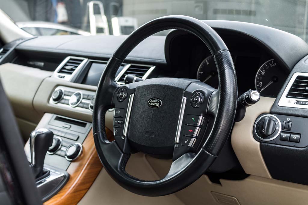 Range Rover Sport SE steering wheel