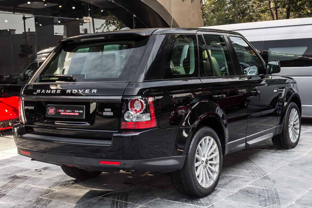 Range Rover Sport SE rear right view
