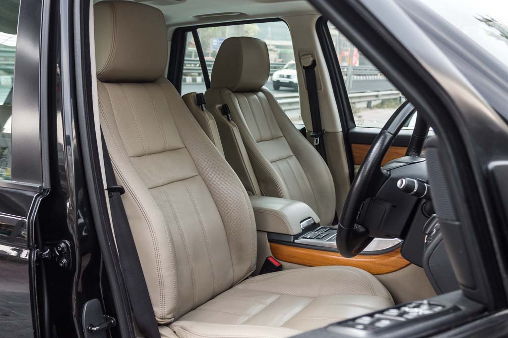 Range Rover Sport SE door view of front seats