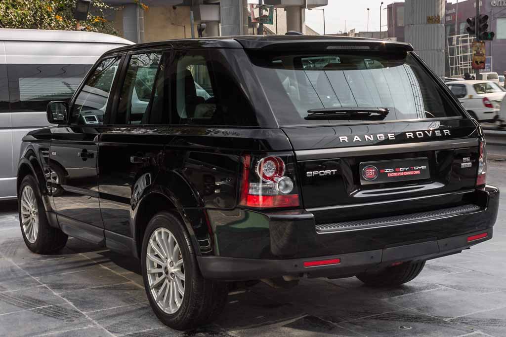 Range Rover Sport SE rear left view