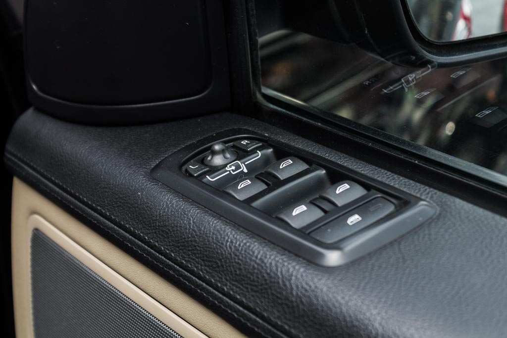 Range Rover Sport SE window adjustment controls