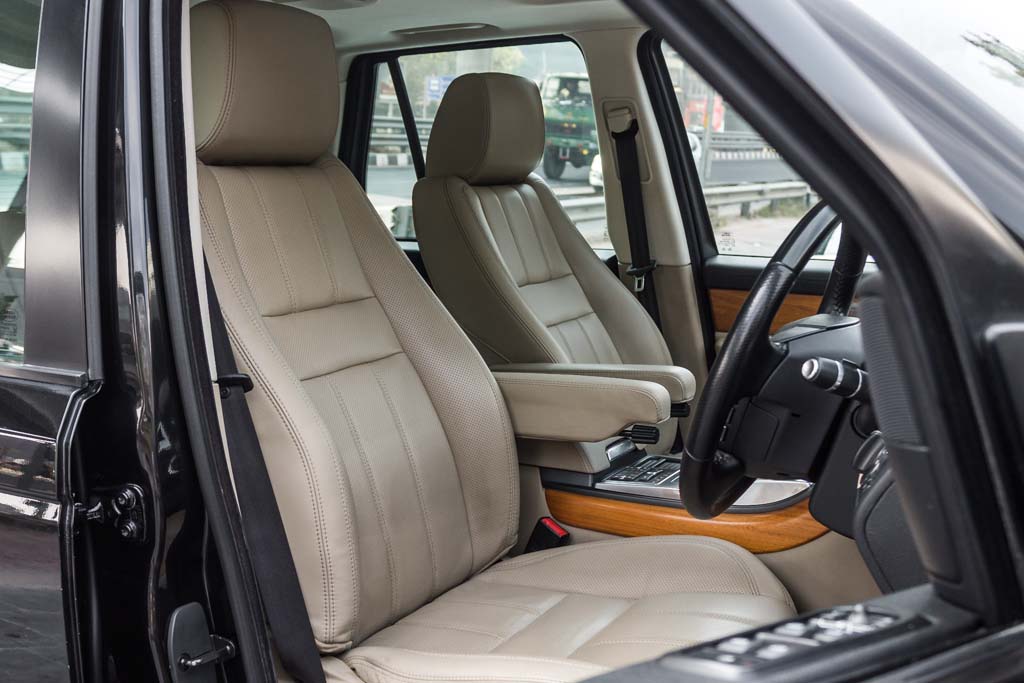 Range Rover Sport SE door view of front seats 2