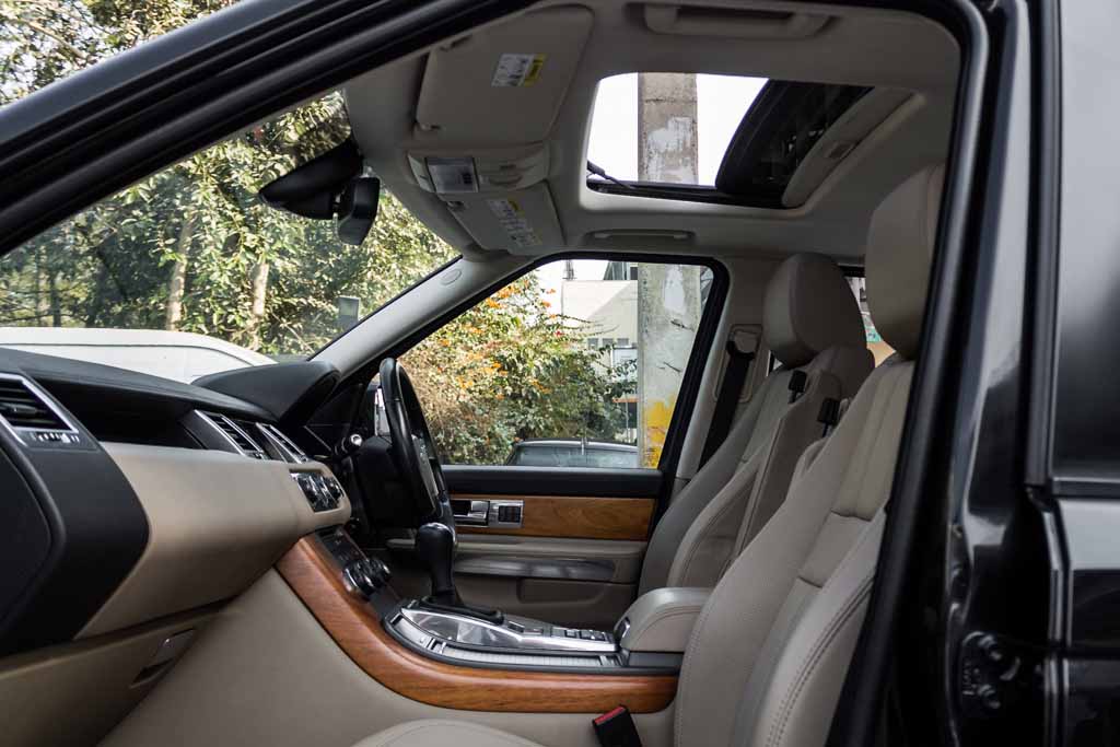 Range Rover Sport SE door view of front seats 6