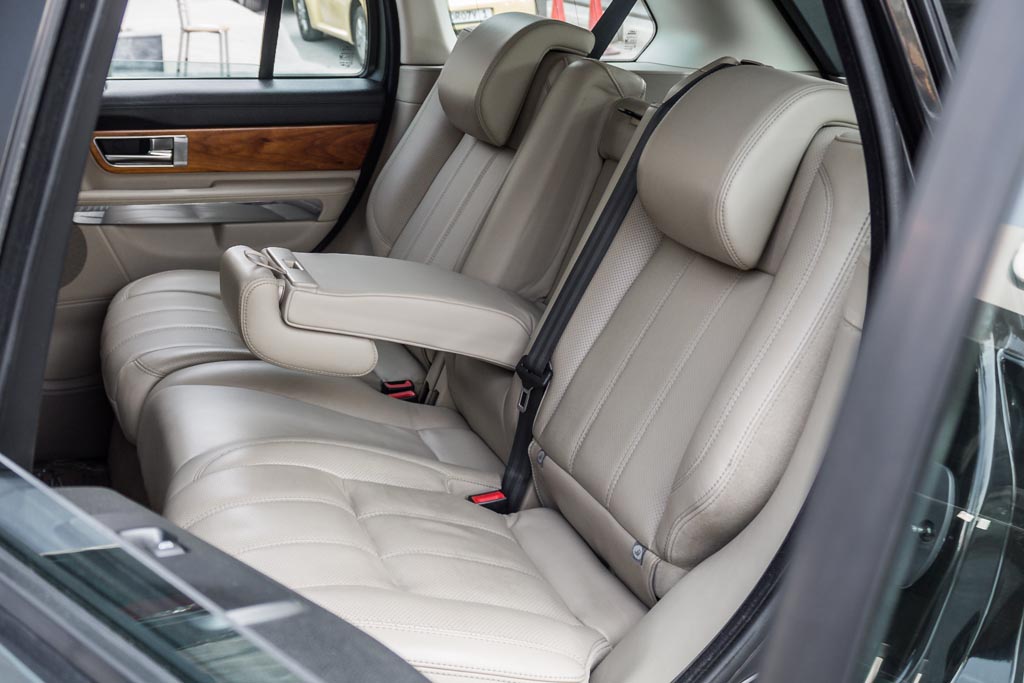 Range Rover Sport SE door view of rear seats