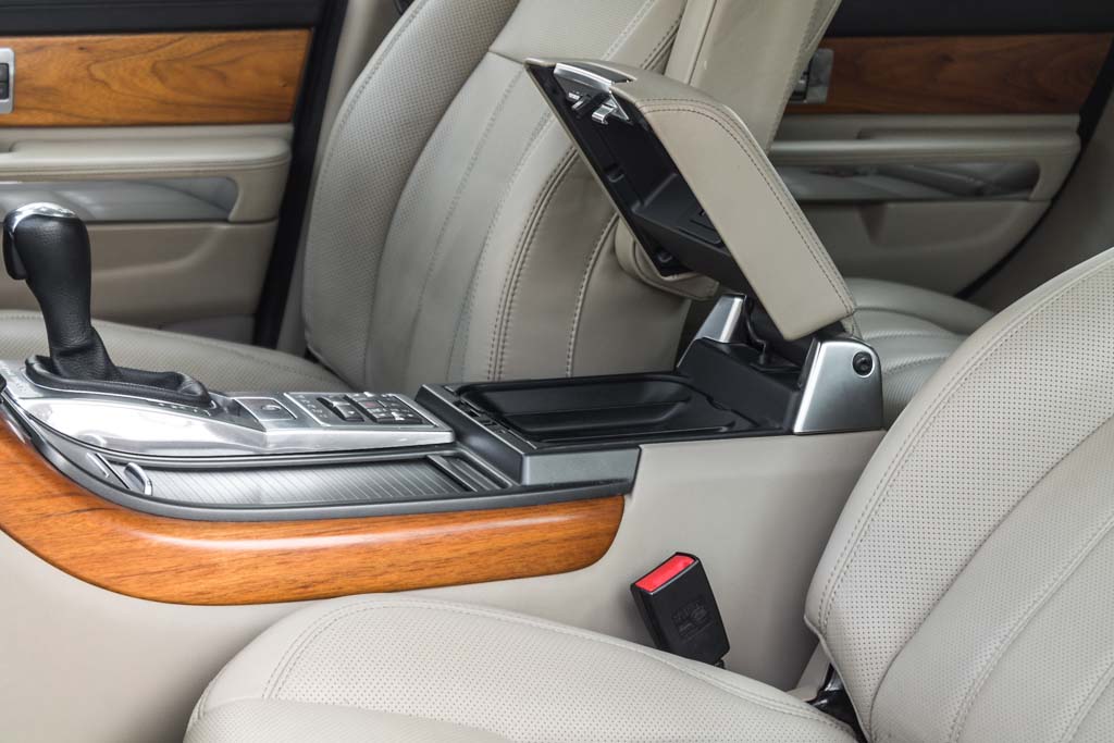 Range Rover Sport SE arm rest
