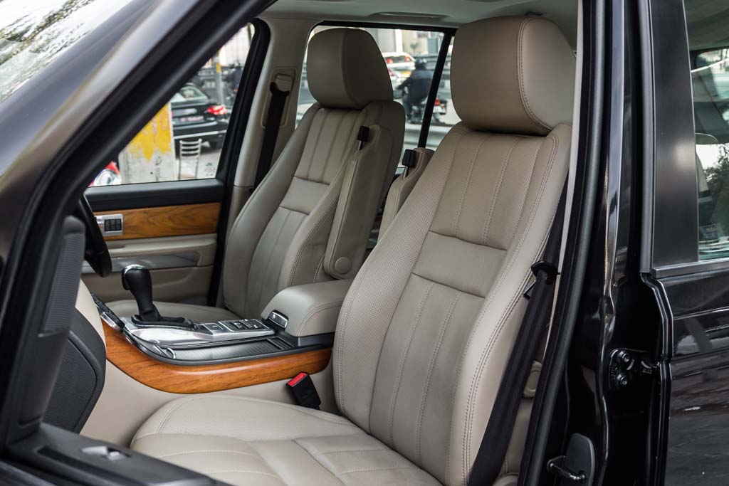 Range Rover Sport SE door view of front seats 3