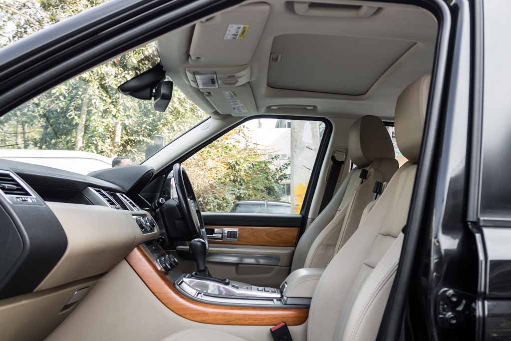 Range Rover Sport SE door view of front seats 5