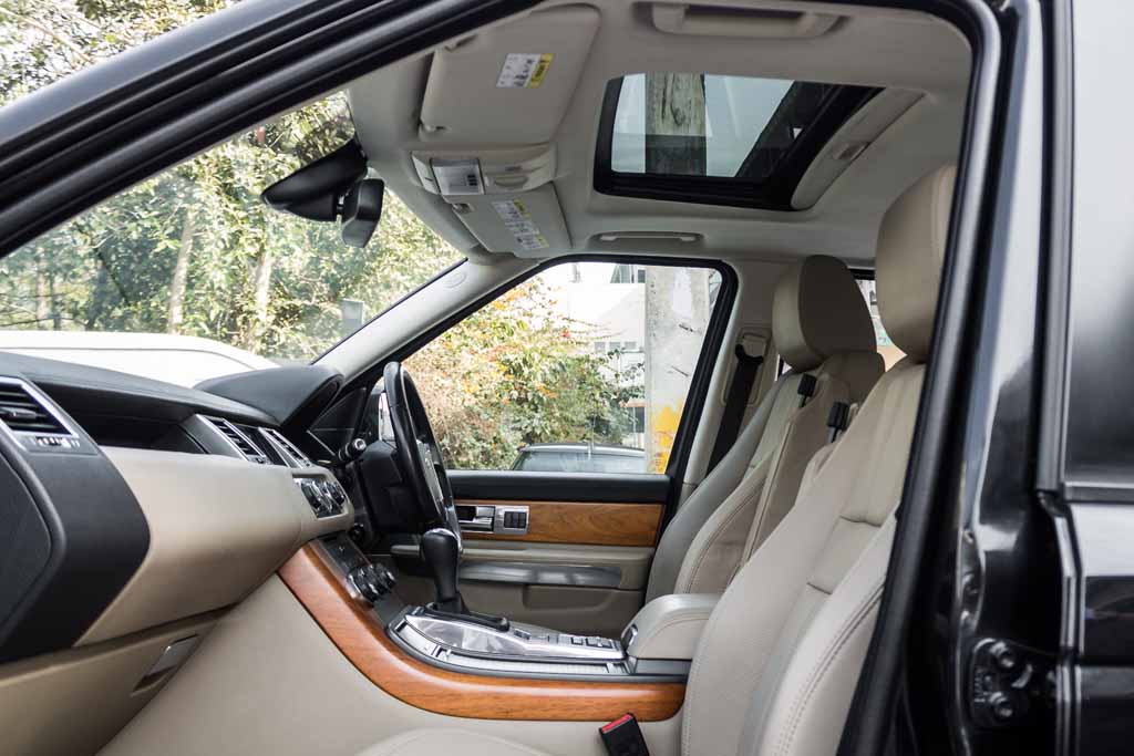 Range Rover Sport SE door view of front seats 4