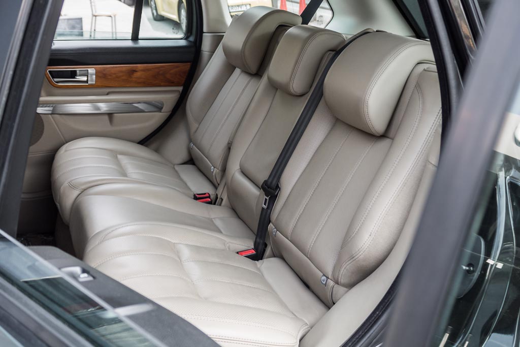 Range Rover Sport SE door view of rear seats 1