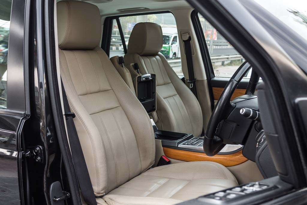 Range Rover Sport SE door view of front seats 1