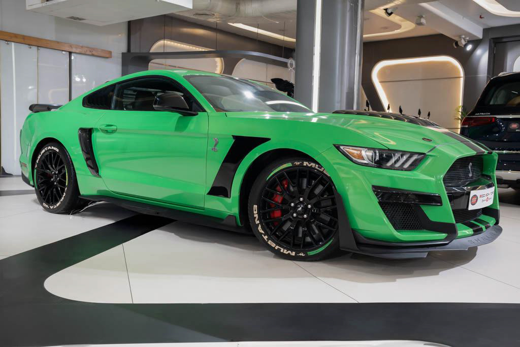 Ford Mustang (w/ Shelby GT500 Bodykit)