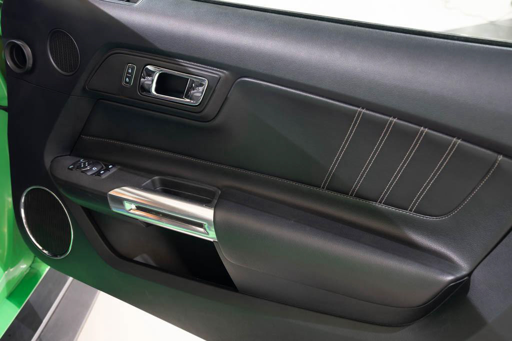 Ford Mustang (w/ Shelby GT500 Bodykit)