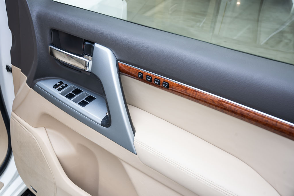 TOYOTA LAND CRUISER LC200 VX