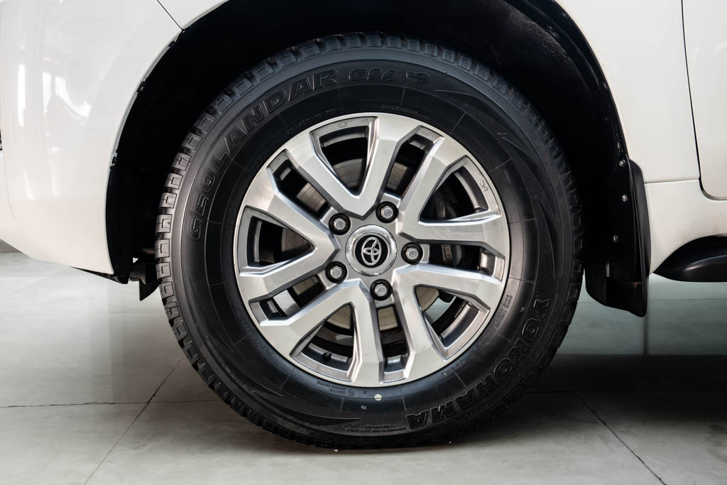 TOYOTA LAND CRUISER LC200 VX