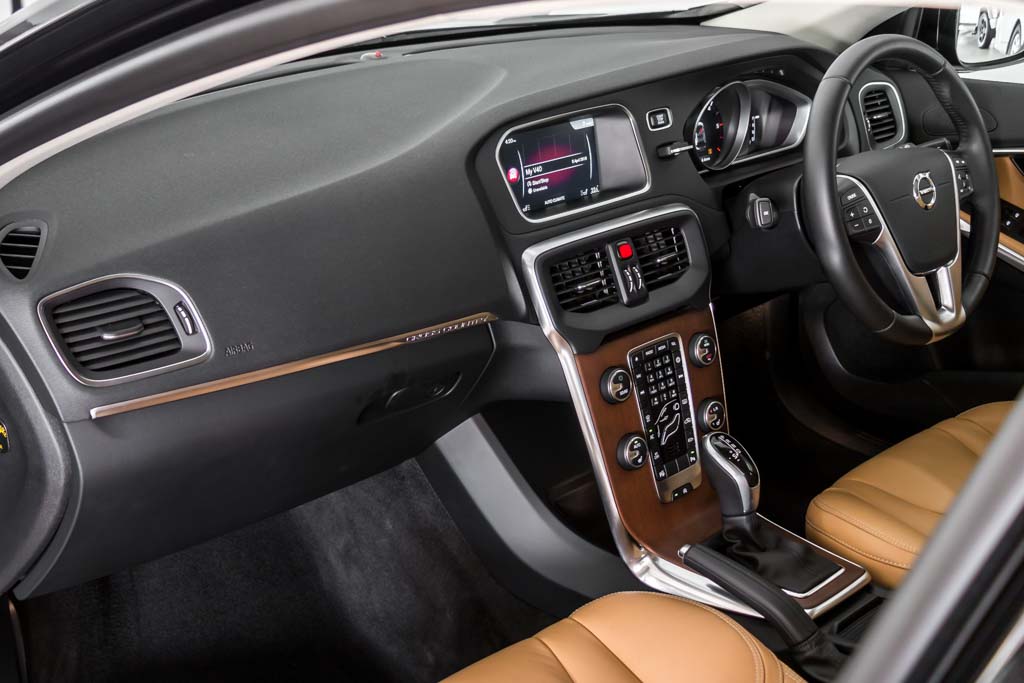 2016 Used Volvo V40 Inscription Cross Country