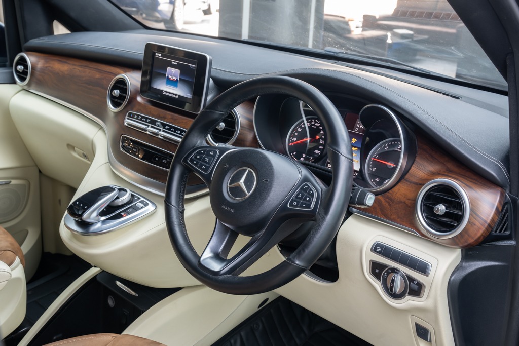 MERCEDES BENZ V220D EXCLUSIVE