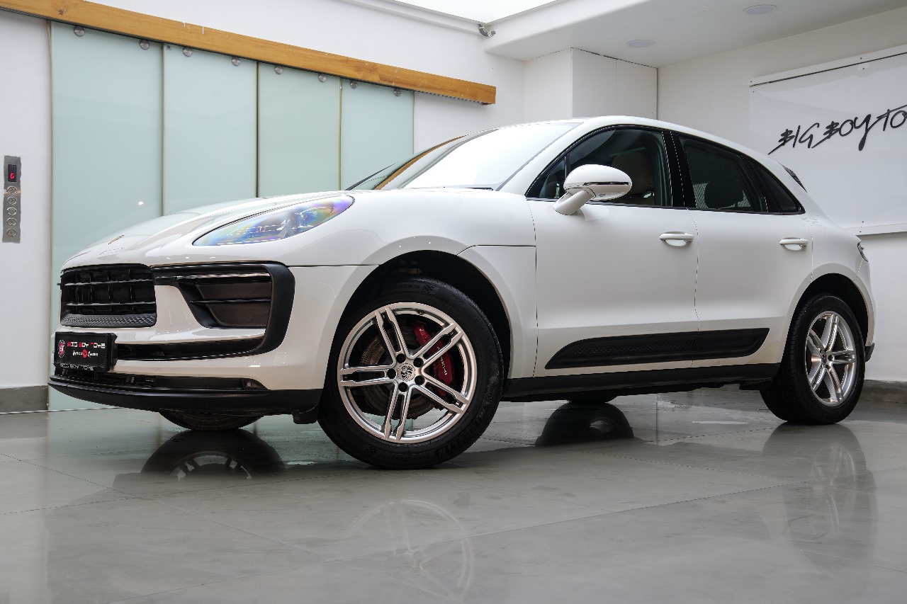 PORSCHE MACAN